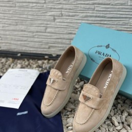 Женские замшевые лоферы Prada 2024 светло-бежевые с логотипом