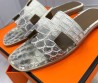 Женские шлепки из кожи крокодила Hermes 2024 серые