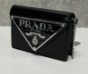 Женская кожаная сумка Prada 2024 черная с металлическим логотипом 17х12х4