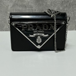 Женская кожаная сумка Prada 2024 черная с металлическим логотипом 17х12х4