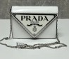 Женская кожаная сумка Prada 2024 белая с металлическим логотипом 17х12х4