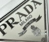 Женская кожаная сумка Prada 2024 белая с металлическим логотипом 17х12х4