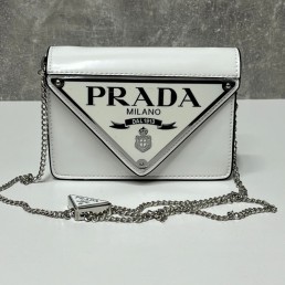 Женская кожаная сумка Prada 2024 белая с металлическим логотипом 17х12х4