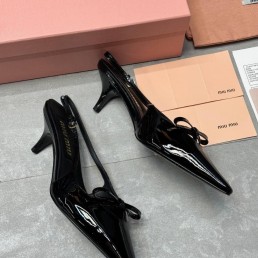 Женские кожаные туфли Miu Miu 2024 черные лакированные каблук 5,5 см