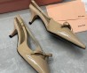 Женские кожаные туфли Miu Miu 2024 бежевые лакированные каблук 5,5 см