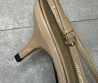 Женские кожаные туфли Miu Miu 2024 бежевые лакированные каблук 5,5 см