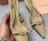 Женские кожаные туфли Miu Miu 2024 бежевые лакированные каблук 5,5 см