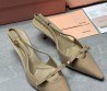 Женские кожаные туфли Miu Miu 2024 бежевые лакированные каблук 5,5 см