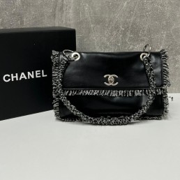 Женская кожаная сумка Chanel 2024 черная с бахромой 26х17х10