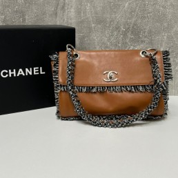 Женская кожаная сумка Chanel 2024 коричневая с бахромой 26х17х10