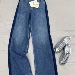 Женские джинсы Alexander McQueen 2024 синие с темными полосами по бокам