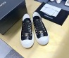 Женские кожаные кеды Chanel 2024 черные лакированные с золотистым значком