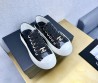 Женские кожаные кеды Chanel 2024 черные лакированные с золотистым значком