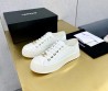 Женские кожаные кеды Chanel 2024 белые с золотистым значком