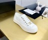 Женские кожаные кеды Chanel 2024 белые с золотистым значком