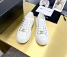 Женские кожаные кеды Chanel 2024 белые с золотистым значком