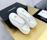 Женские кожаные кеды Chanel 2024 белые с золотистым значком