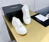 Женские кожаные кеды Chanel 2024 белые с золотистым значком