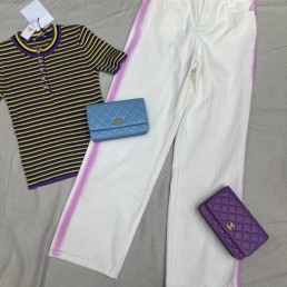 Женские джинсы Chanel 2024 белые с розовыми полосами по бокам