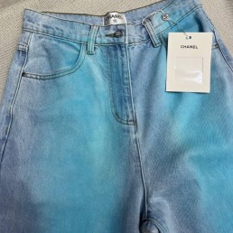Женские джинсы Chanel 2024 голубые с потертостями