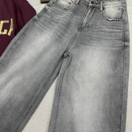 Женские джинсы Balenciaga 2024 серые с потертостями