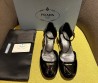 Женские кожаные туфли Prada 2024 черные лакированные каблук 4,5 см