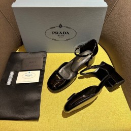 Женские кожаные туфли Prada 2024 черные лакированные каблук 4,5 см