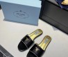 Женские кожаные шлепки Prada 2024 черные с золотистым логотипом