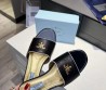 Женские кожаные шлепки Prada 2024 черные с золотистым логотипом