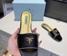 Женские кожаные шлепки Prada 2024 черные с золотистым логотипом