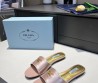 Женские кожаные шлепки Prada 2024 розовые с золотистым логотипом