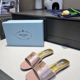 Женские кожаные шлепки Prada 2024 розовые с золотистым логотипом