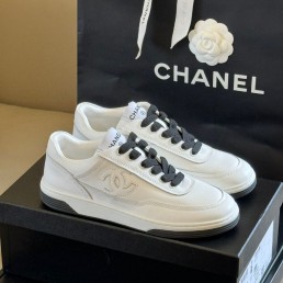 Женские кожаные кроссовки Chanel 2024 белые с черными шнурками