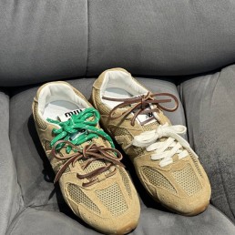 Женские комбинированные кроссовки Miu Miu х New Balance 2024 бежевые с разноцветными шнурками