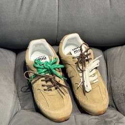 Женские замшевые кроссовки Miu Miu х New Balance 2024 бежевые с разноцветными шнурками