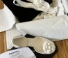 Женские кожаные туфли Chanel 2024 белые с черным носом с цветком