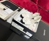 Женские кожаные туфли Chanel 2024 белые с черным носом с цветком