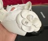 Женские кожаные туфли Chanel 2024 белые с черным носом с цветком