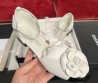 Женские кожаные туфли Chanel 2024 белые с черным носом с цветком