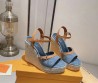 Женские текстильные босоножки Louis Vuitton 2024 Helios синие на танкетке 8,5 см