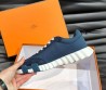 Мужские комбинированные кроссовки Hermes 2024 синие с красной буквой на подошве