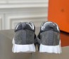 Мужские комбинированные кроссовки Hermes 2024 серые с серой буквой на подошве