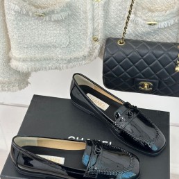Женские кожаные лоферы Chanel 2024 черные лаковые