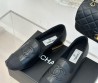 Женские кожаные лоферы Chanel 2024 черные с золотым каблуком и текстильным носом