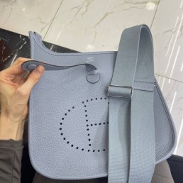 Женская кожаная сумка Hermes 2024 голубая с накладным карманом