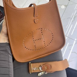 Женская кожаная сумка Hermes 2024 коричневая с накладным карманом