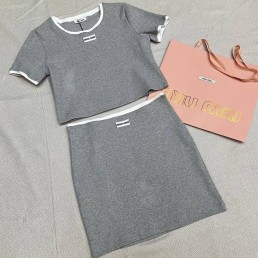 Женский костюм Miu Miu 2024 юбка с футболкой серый