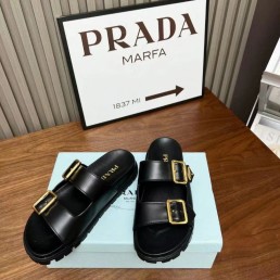 Женские кожаные шлепки Prada черные с золотыми пряжками 2024