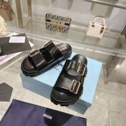 Женские кожаные шлепки Prada черные с серебряными пряжками 2024