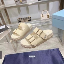 Женские кожаные шлепки Prada молочные 2024